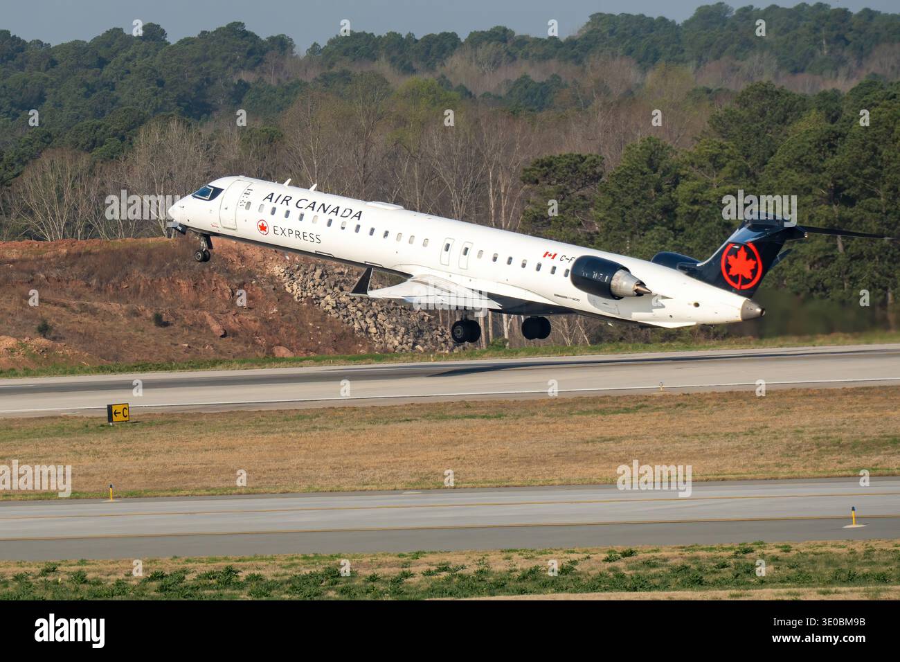 Il jet regionale Air Canada Express Bombardier CRJ-900 decolla dall'aeroporto internazionale di Raleigh-Durham. Foto Stock