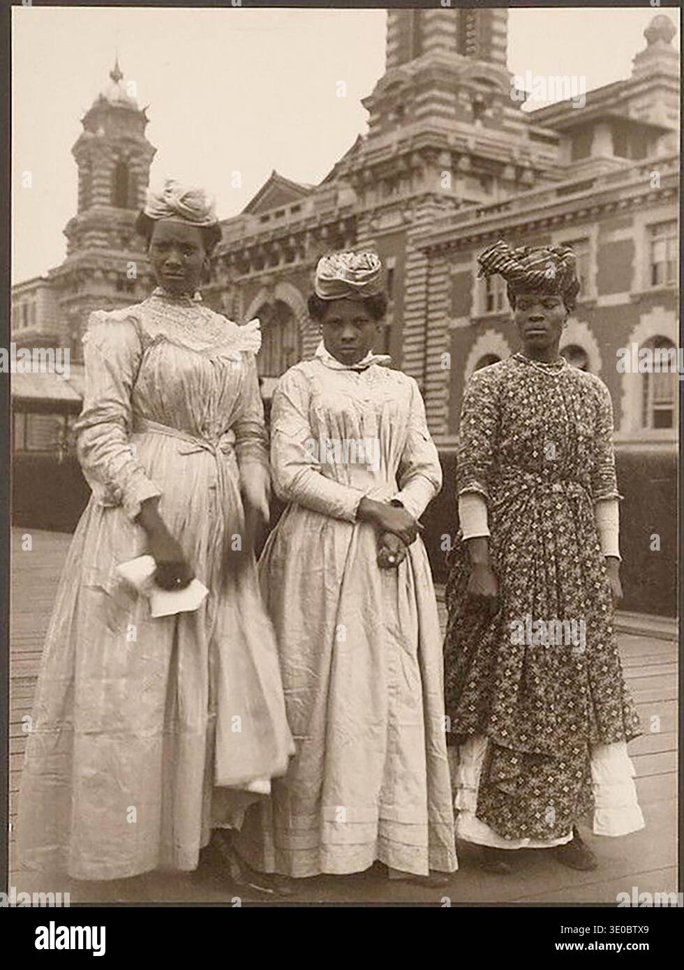Tre donne di Guadalupa (apparentemente in viaggio verso Montreal, Canada) ritratti di immigrati di Ellis Island Foto Stock