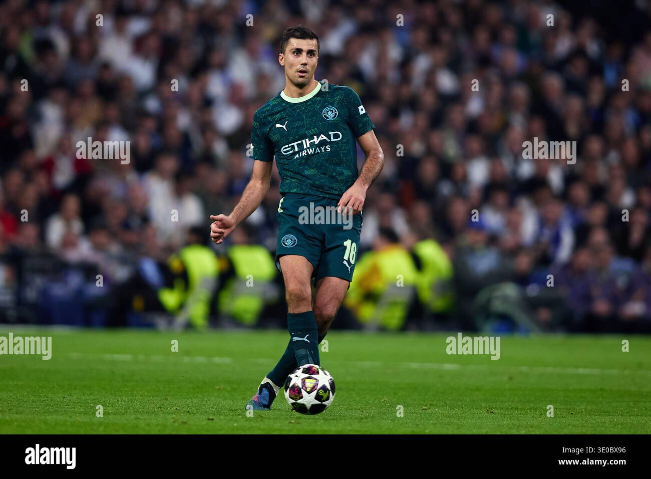 MADRID, SPAGNA - 11 MARZO: Rodri Hernandez del Manchester City durante il turno di UEFA Champions League 2025/26 del 16° turno di prima tappa tra il Real Madrid CF e il Manchester City FC all'Estadio Santiago Bernabeu l'11 marzo 2026 a Madrid, Spagna. (Foto di QSP) Foto Stock