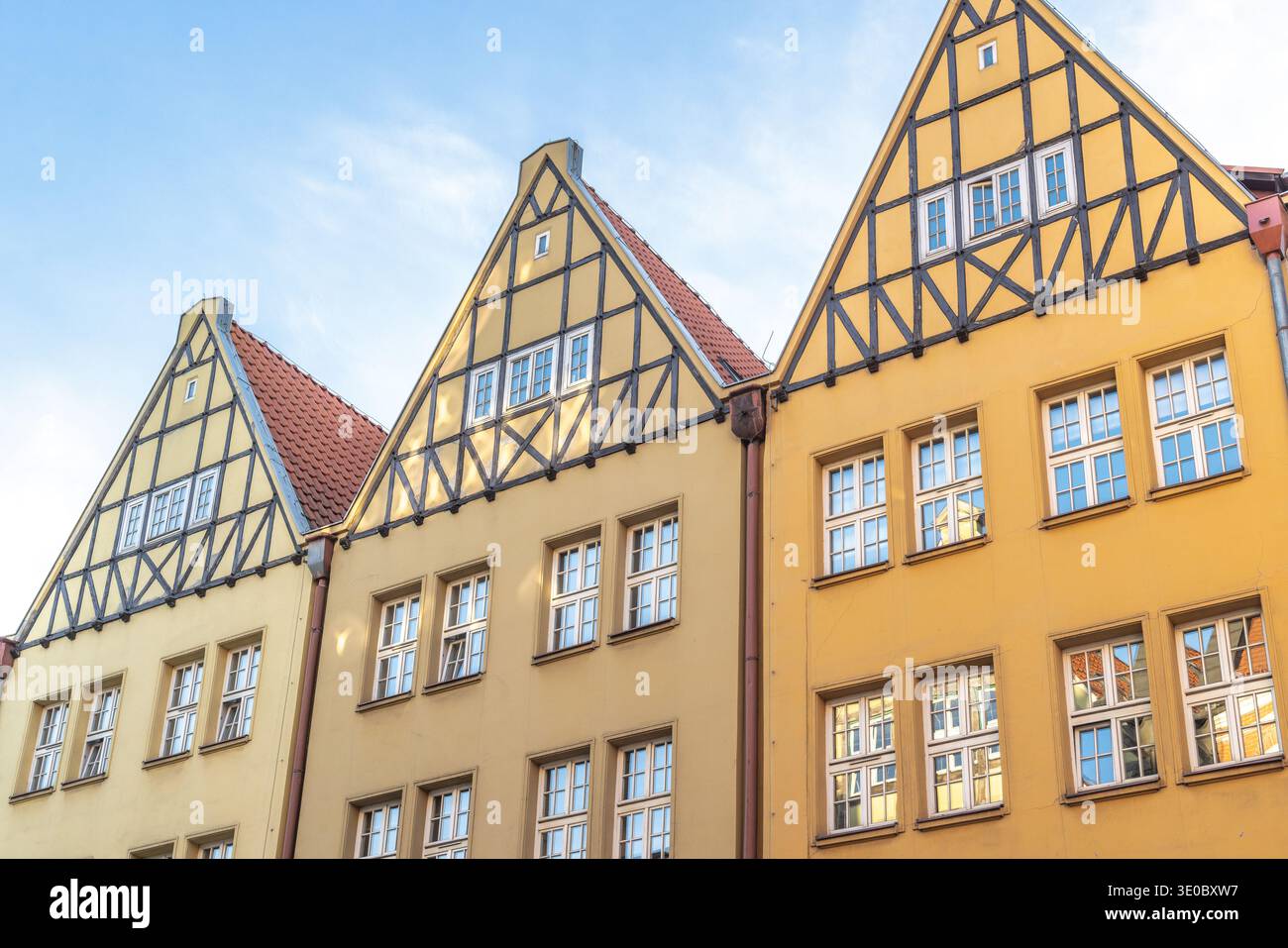 Danzica, una città sulla costa baltica della Polonia settentrionale, in Europa. Storici edifici gialli con tetti a spioventi mostrano ancora una volta la classica architettura europea Foto Stock