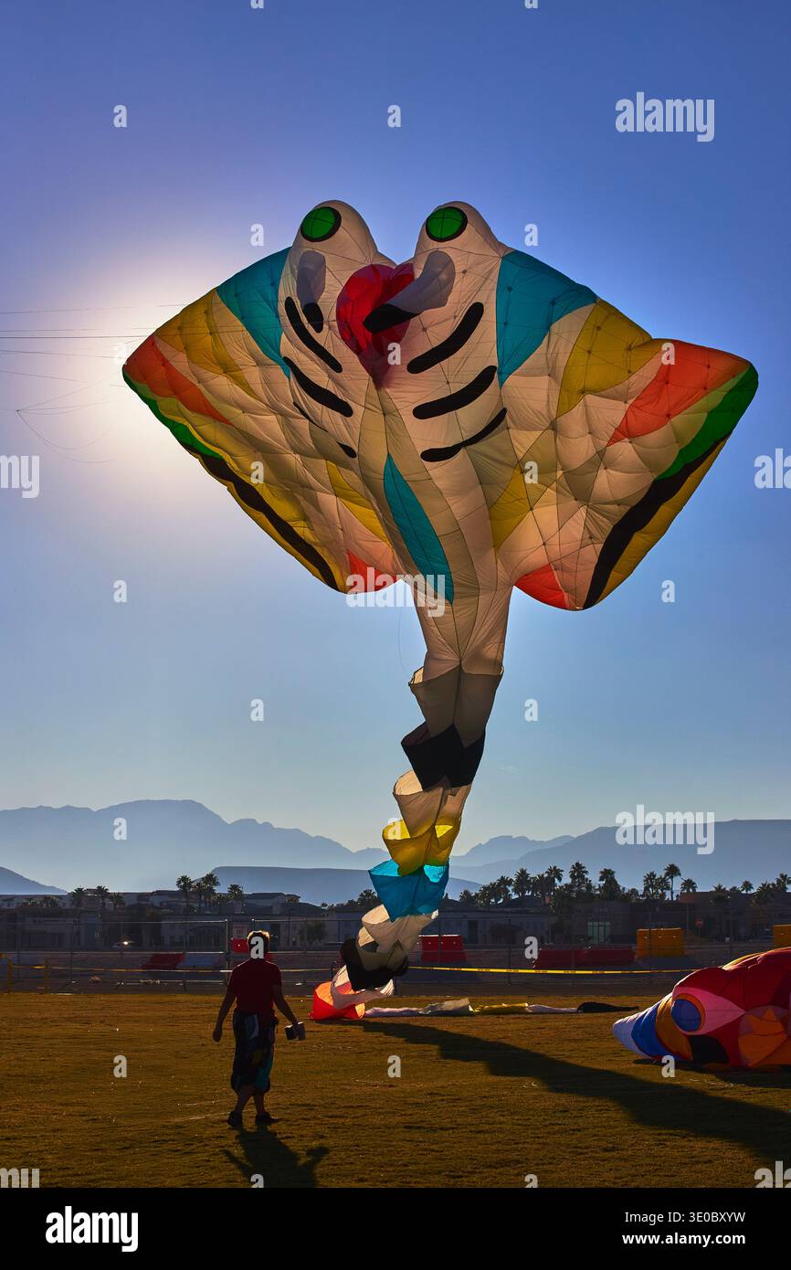 Festival degli aquiloni colorati a Las Vegas, Nevada, con sole e montagne lontane Foto Stock