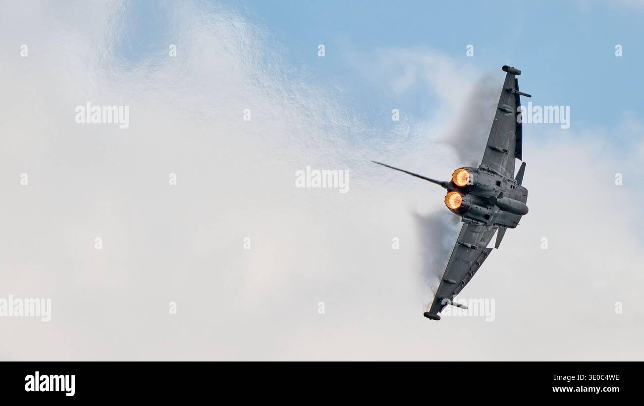 La RAF Typhoon display si esibisce al Royal International Air Tattoo 2025 Foto Stock
