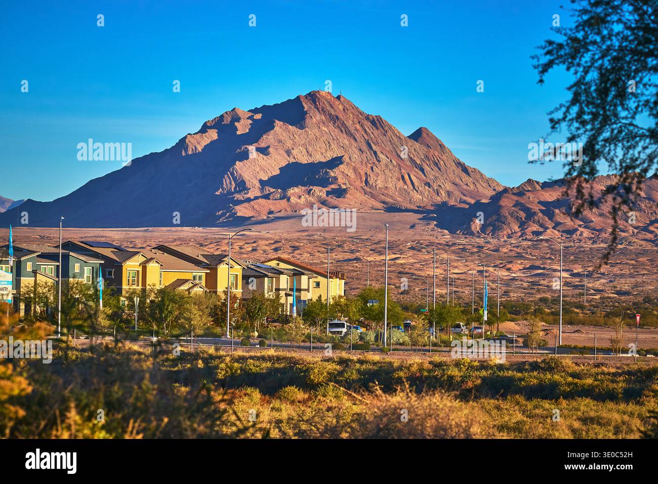 L'alba sul deserto della montagna con le case suburbane e Clear Sky a Henderson, Nevada Foto Stock
