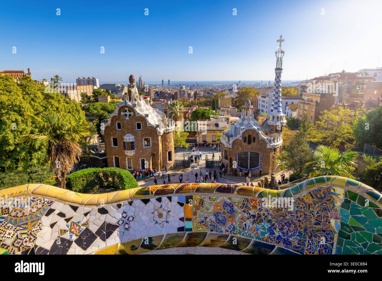 Il famoso Parco di Güell a Bacelona, in Spagna, con numerosi edifici e mosaici dell'artista Antonio Gaudi Foto Stock