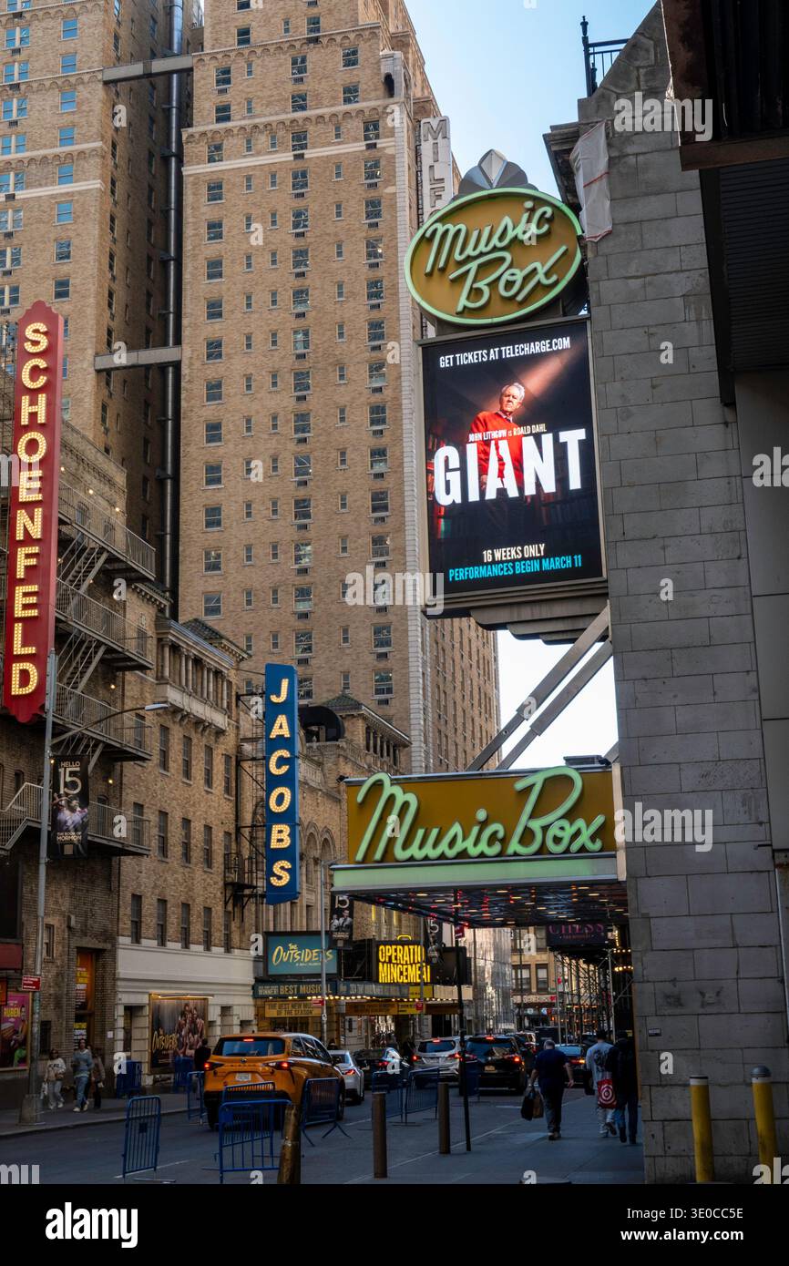 Music Box Theatre Marquee presenta "Giant", Times Square, New York City, USA 2026 Foto Stock