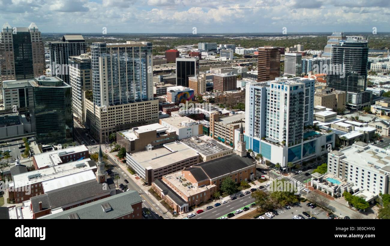 Vista aerea dello skyline del centro di Orlando con torri urbane e blocchi cittadini Foto Stock