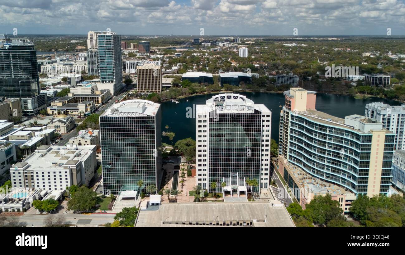 Vista aerea dello skyline del centro di Orlando con torri di uffici e lungolago Foto Stock