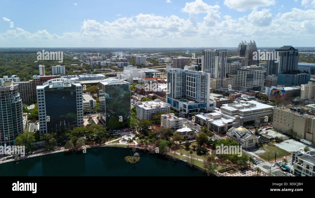 Vista aerea dello skyline del centro di Orlando con vista sul lago Eola Foto Stock