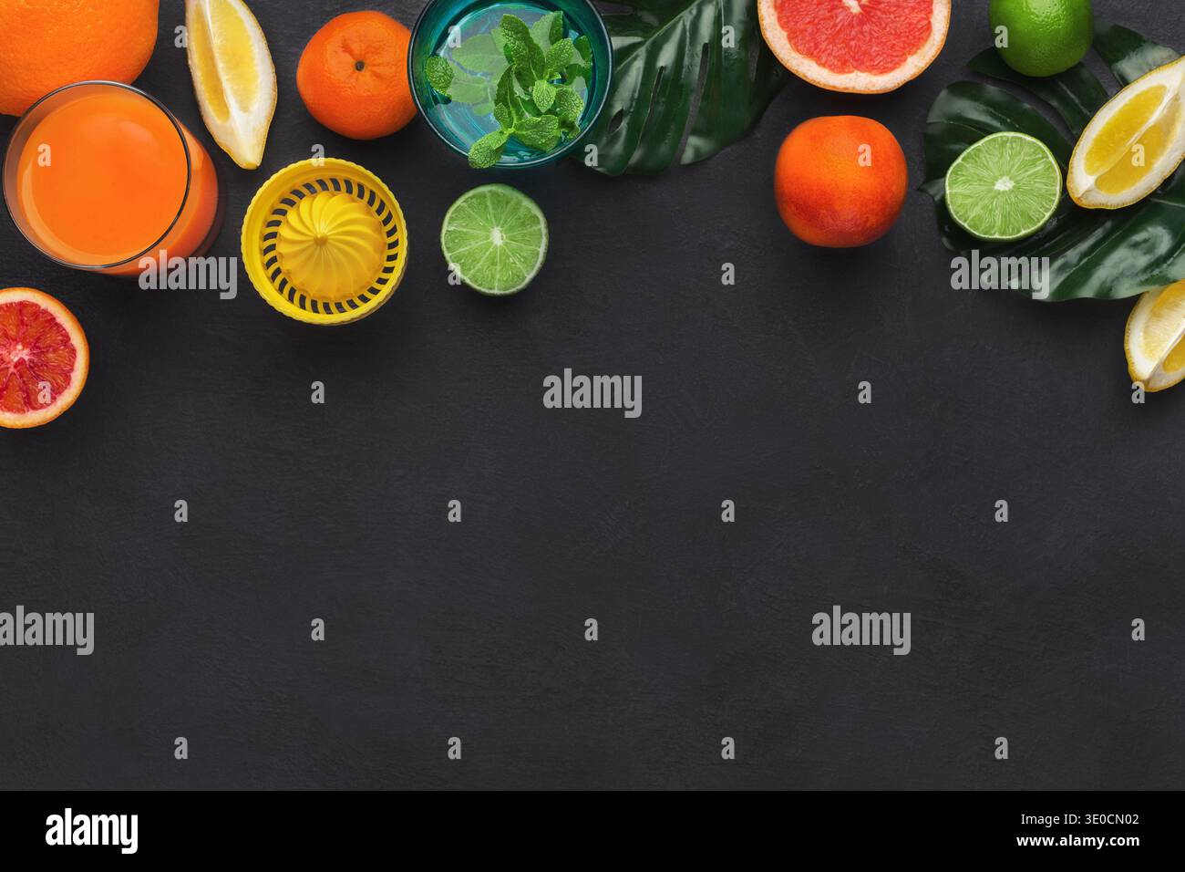 Agrumi e bicchiere di succo fresco Foto Stock