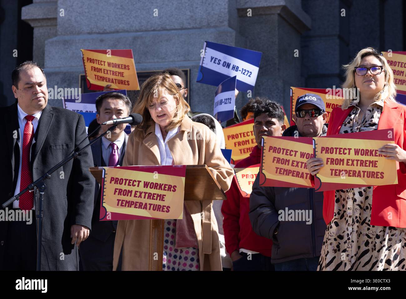 DENVER, STATI UNITI. 11 marzo 2026. La senatrice di Stato Lisa Cutter (D-Jefferson County) si rivolge ai membri sindacali e ai sostenitori del lavoro sui gradini occidentali del Campidoglio dello Stato del Colorado. Il senatore Cutter si è Unito ai colleghi e ai sostenitori di Voces Unidas per sostenere HB26-1272, un disegno di legge progettato per proteggere i lavoratori all'aperto dal caldo e dal freddo estremi. La manifestazione è proseguita nonostante l'udienza legislativa sia stata spostata alla prossima settimana, con Cutter che ha sottolineato l'importanza degli standard di sicurezza sul luogo di lavoro legati al clima. Credito: Mark Courage / Alamy Live News Foto Stock