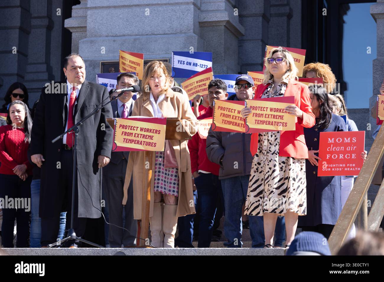 DENVER, STATI UNITI. 11 marzo 2026. Alex Sánchez, Presidente e CEO di Voces Unidas, si presenta con il Rappresentante di Stato Meg Froelich e la senatrice di Stato Lisa Cutter durante una manifestazione sui gradini occidentali del Campidoglio del Colorado. Il gruppo, Unito a una folla di membri sindacali e sostenitori, si è riunito per sostenere HB26-1272, il disegno di legge "Extreme temperature Worker Protections". La legislazione proposta mira a imporre norme di sicurezza tra cui acqua, ombra e pause di riposo per i lavoratori all'aperto. Nonostante l'audizione della commissione del disegno di legge fosse stata riprogrammata, i leader si rivolsero alla folla per evidenziare l'ongoi Foto Stock