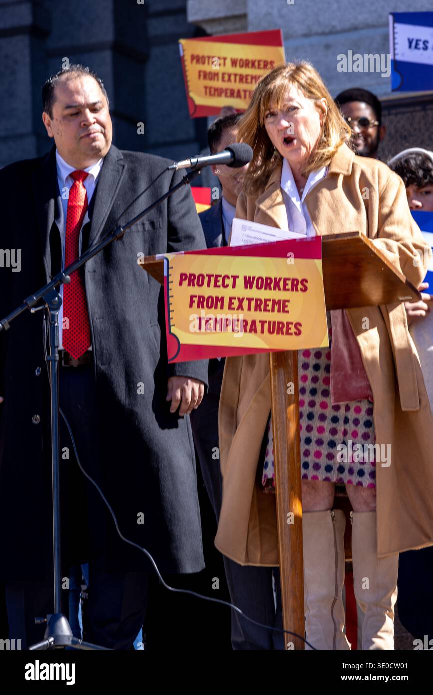 DENVER, STATI UNITI. 11 marzo 2026. La senatrice di Stato Lisa Cutter (D-Jefferson County) si rivolge ai membri sindacali e ai sostenitori del lavoro sui gradini occidentali del Campidoglio dello Stato del Colorado. Il senatore Cutter si è Unito ai colleghi e ai sostenitori di Voces Unidas per sostenere HB26-1272, un disegno di legge progettato per proteggere i lavoratori all'aperto dal caldo e dal freddo estremi. La manifestazione è proseguita nonostante l'udienza legislativa sia stata spostata alla prossima settimana, con Cutter che ha sottolineato l'importanza degli standard di sicurezza sul luogo di lavoro legati al clima. Credito: [Your Name]/Alamy Live News Foto Stock