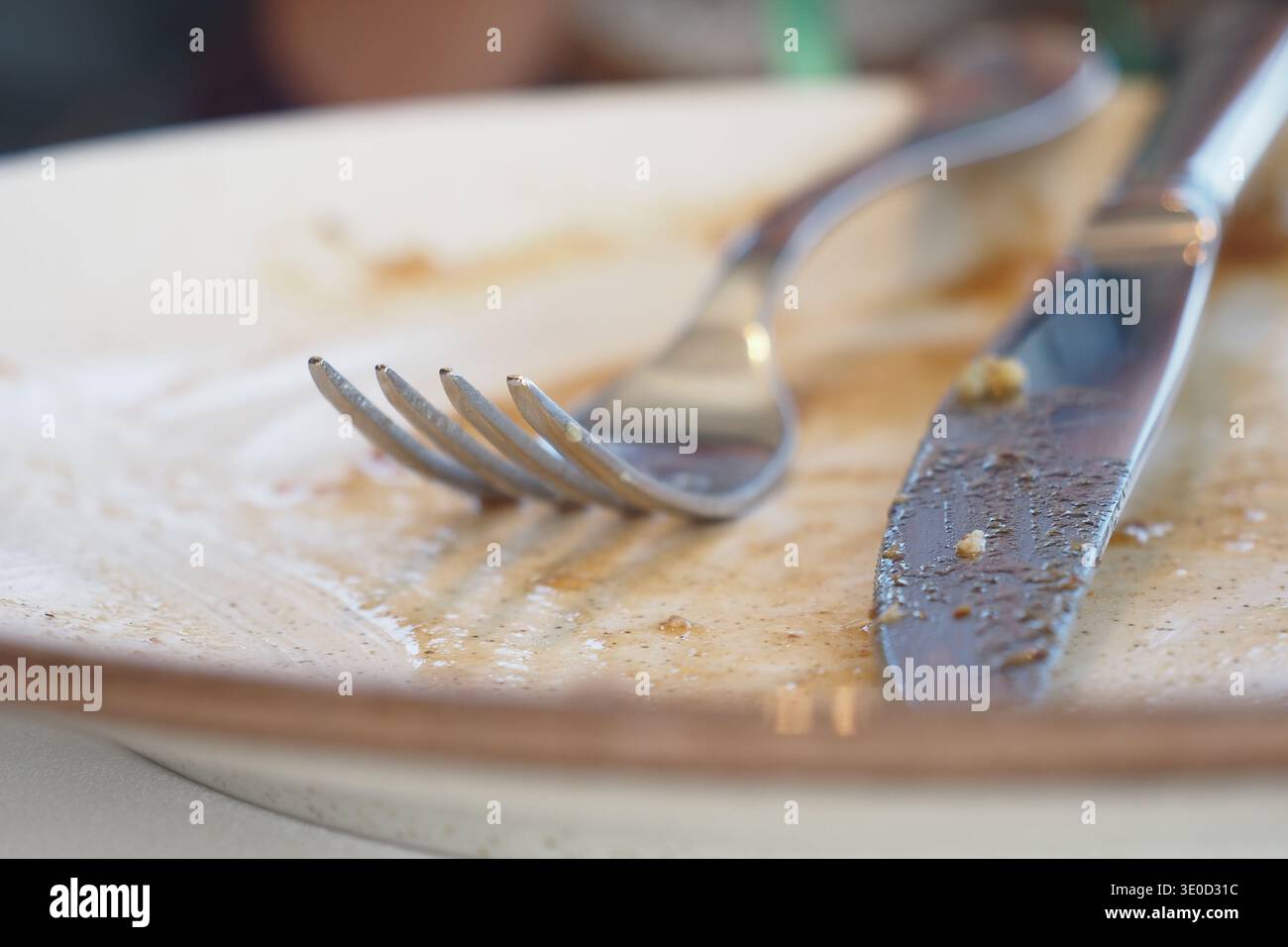 Mangiare gli utensili su un piatto dopo pasto in un ristorante Foto Stock