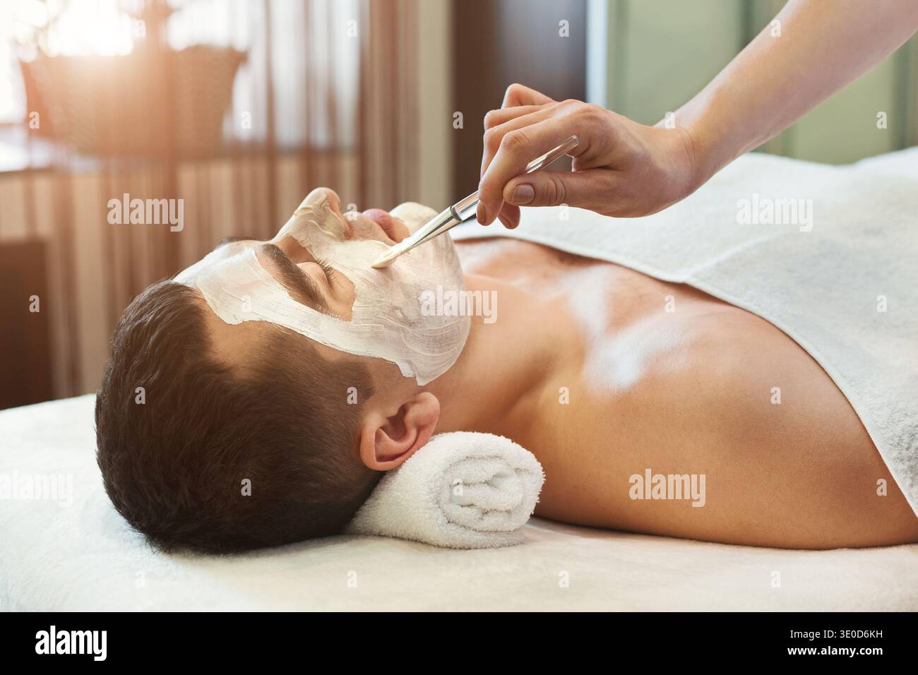 Ritratto dell'uomo con maschera facciale in argilla Foto Stock