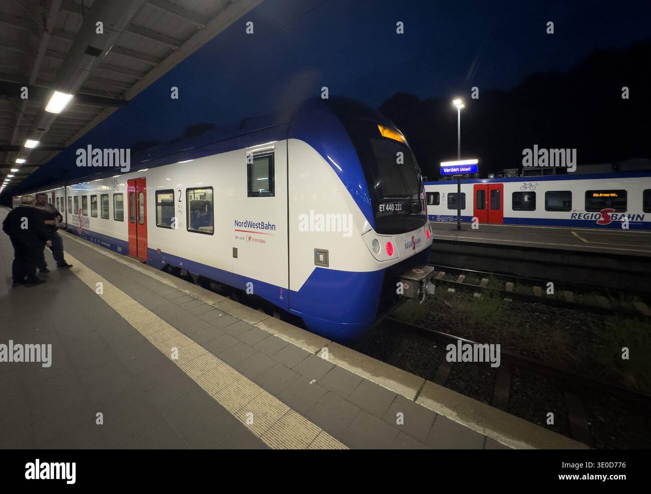 08.06.2025, Germania, Verden, bassa Sassonia - treno regionale della NordWestBahn alla stazione. 00A250608D013CAROEX.JPG [VERSIONE MODELLO: NO, PROPRIETÀ RE Foto Stock