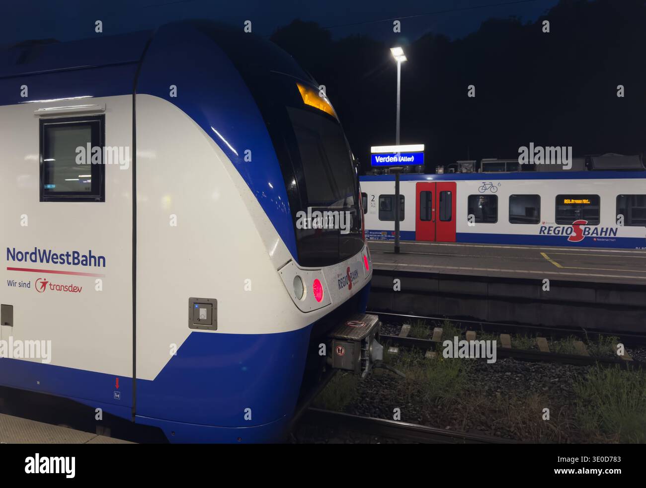 08.06.2025, Germania, Verden, bassa Sassonia - treno regionale della NordWestBahn alla stazione. 00A250608D011CAROEX.JPG [VERSIONE DEL MODELLO: NON APPLICABILE, Foto Stock
