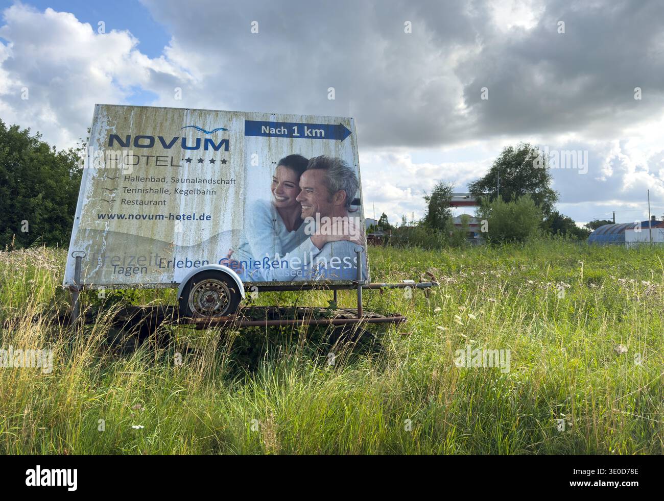 27.07.2025, Germania, bassa Sassonia, Emden - Un cartellone dimenticato e leggermente usurato per un hotel che esiste ancora. 00A250727D041CAROEX.JPG [VERSIONE MODELLO: Foto Stock