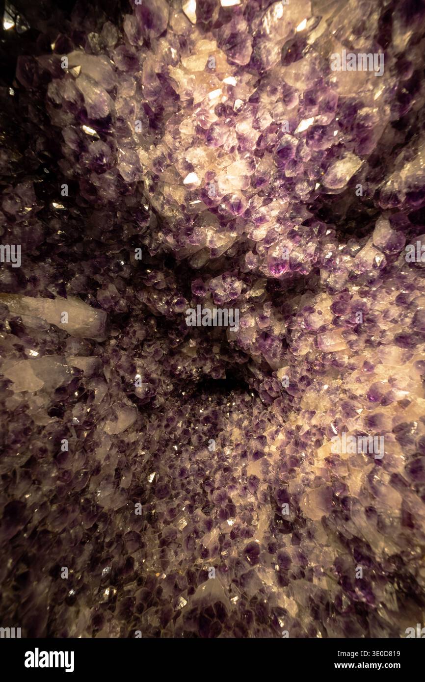 22.08.2025, Germania, Renania-Palatinato, Idar-Oberstein - primo piano del geode ametista, una gemma con una struttura cristallina. 00A250822D583CAROEX.J Foto Stock