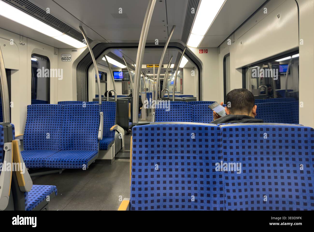 09.10.2025, Germania, Amburgo, Amburgo - giro notturno sulla S-Bahn (Hamburg Transport Association hvv). 00A251009D076CAROEX.JPG [VERSIONE MODELLO: NO, Foto Stock