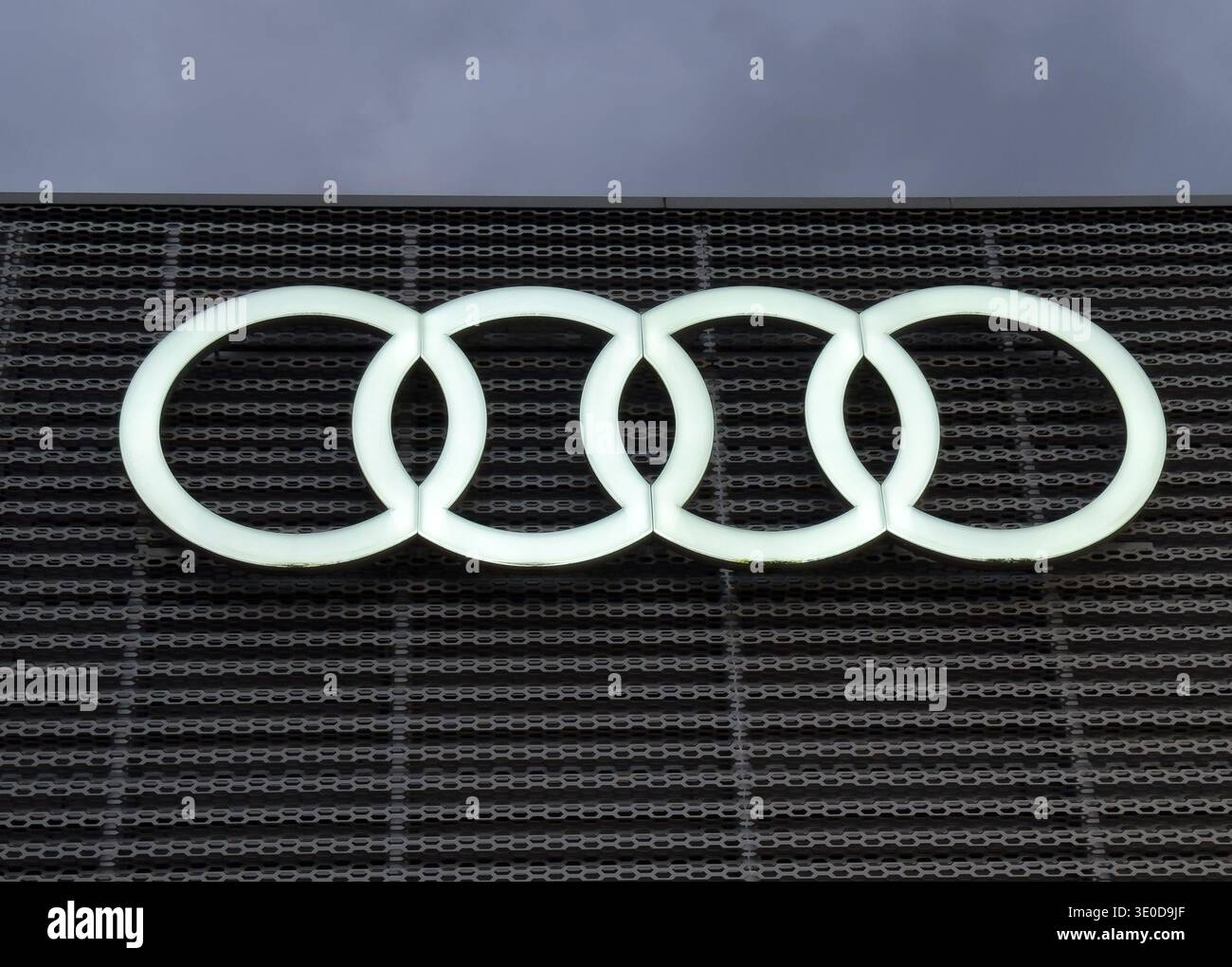 13.11.2025, Germania, Brema, Brema - logo Audi illuminato fuori dalla concessionaria Audi, Audi Centre Brema. 00A251113D018CAROEX.JPG [VERSIONE MODELLO: N Foto Stock