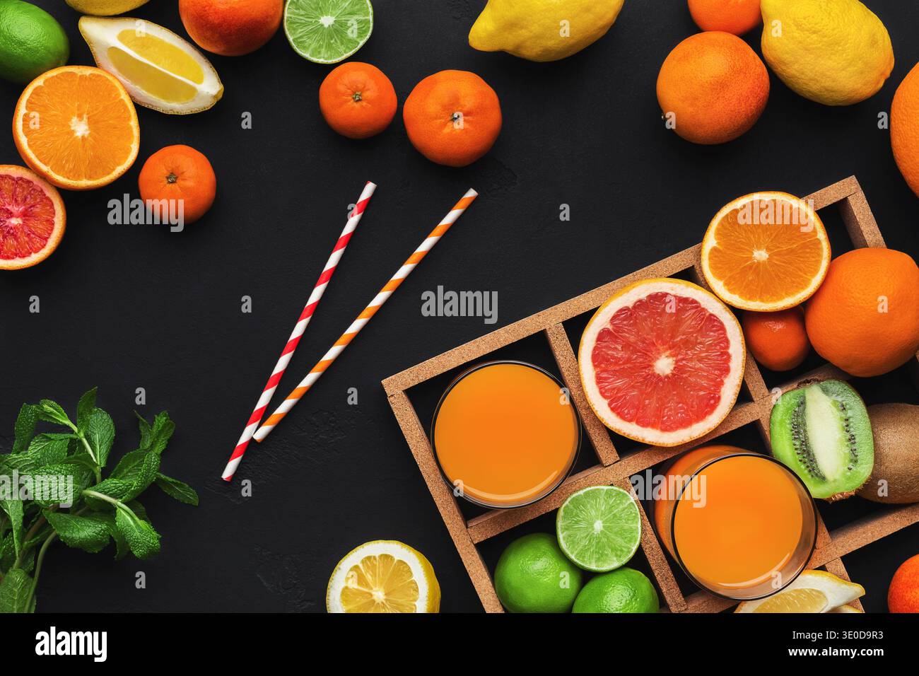 Agrumi e bicchiere di succo fresco Foto Stock
