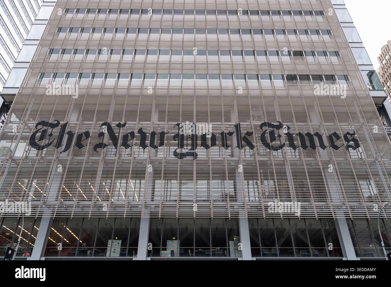 01.06.2025, USA, New York City, New York - Vista esterna della Torre del New York Times con il logo lungo l'8th Avenue vicino a Times Square in Mid Foto Stock