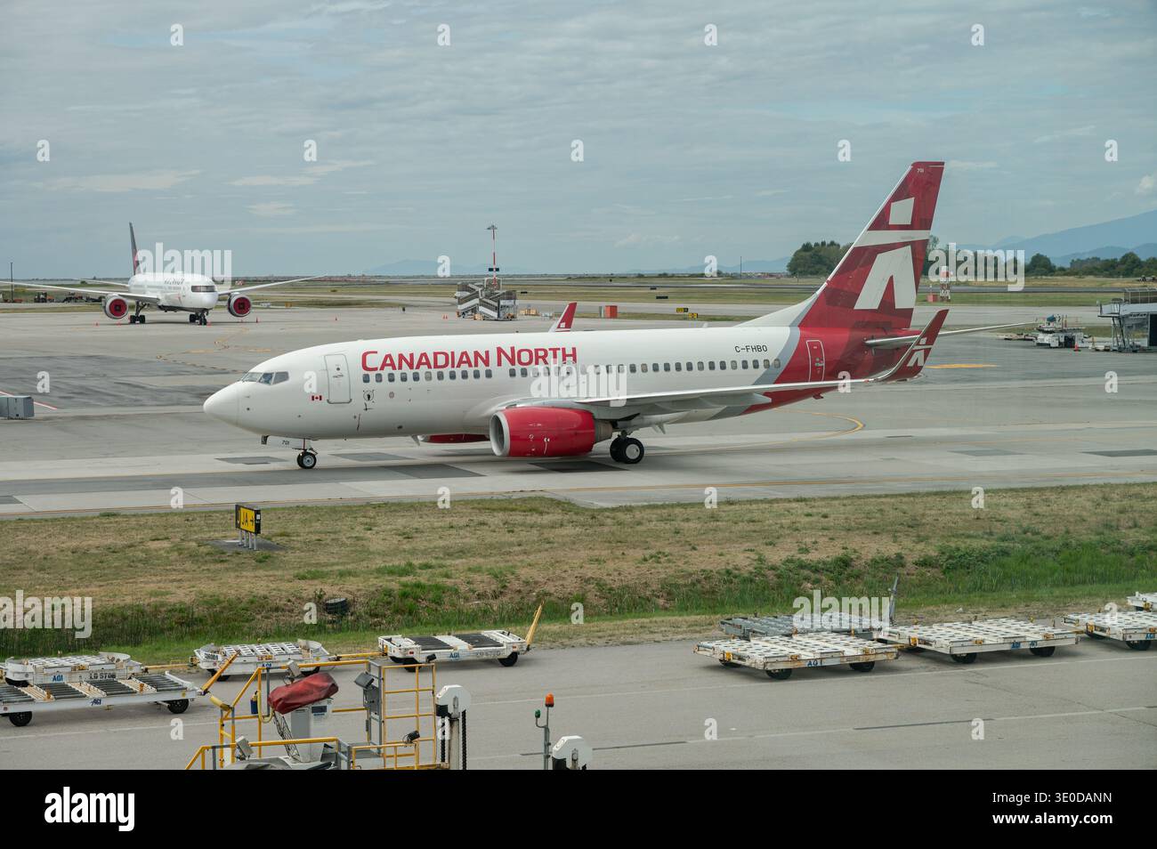 17.08.2025, Canada, Vancouver, Columbia Britannica - Un Boeing 737-700 del Nord canadese con registrazione C-FHBO presso Vancouver Internation Foto Stock