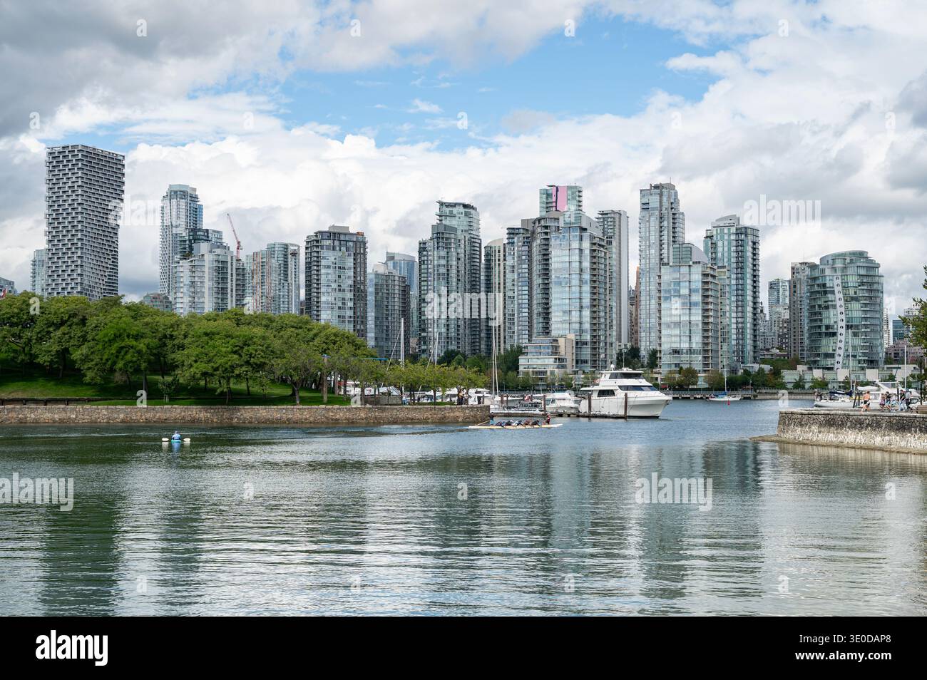 16.08.2025, Canada, Vancouver, British Columbia - Vista dalla riva dell'Island Park, cammina attraverso False Creek Bay fino ai grattacieli residenziali lungo David Foto Stock