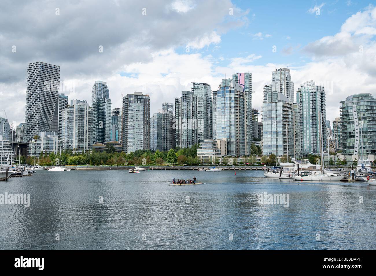 16.08.2025, Canada, Vancouver, British Columbia - Vista dalla riva dell'Island Park, cammina attraverso False Creek Bay fino ai grattacieli residenziali lungo David Foto Stock