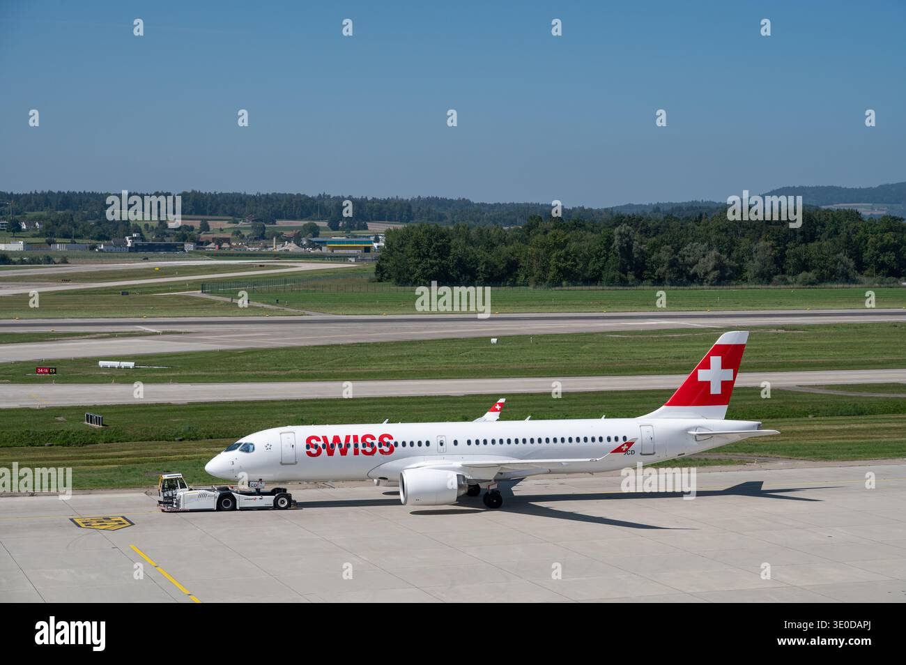 18.08.2025, Svizzera, Zuerich, - Un Airbus svizzero A220-300 passeggeri con registrazione HB-JCD durante il respingimento all'aeroporto di Zurigo. Swiss è pa Foto Stock