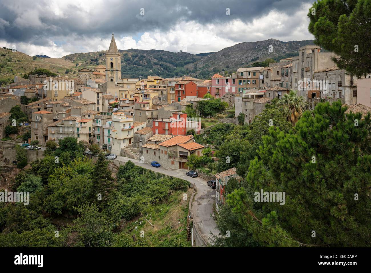 17.08.2018, Italia, Sicilia, Novara di Sicilia - Vista del paese con chiesa. Piccolo villaggio al confine tra i Nebrodi e Peloritani mountai Foto Stock