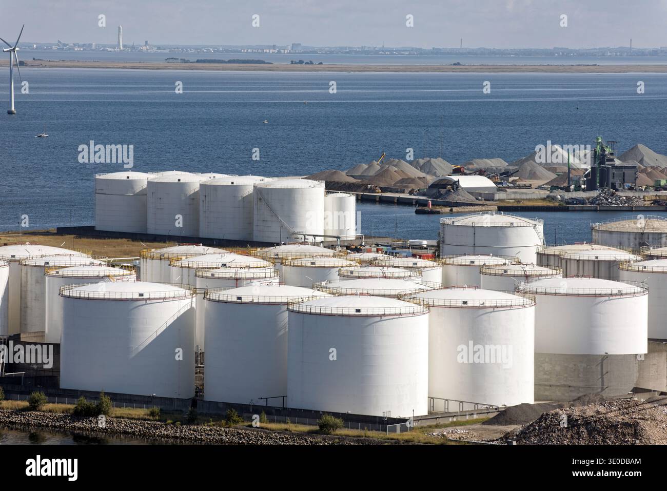 08.09.2025, Danimarca, Copenaghen, - porto petrolifero sull'isola artificiale di Provestenen. A partire dagli anni '1930, Provestenen ha servito come tra centrale Foto Stock