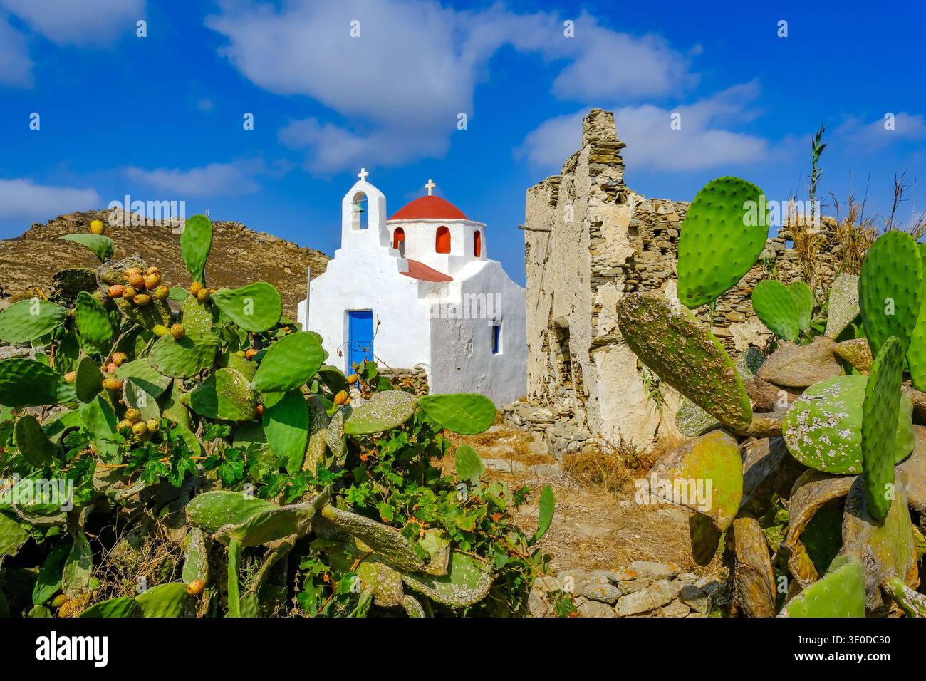 05.09.2025, Grecia, Mykonos, Mykonos - piccola chiesa del XVIII secolo sui terreni delle rovine di Gyzi, rovine del castello del XIII secolo del Gi'zi fami veneziano Foto Stock