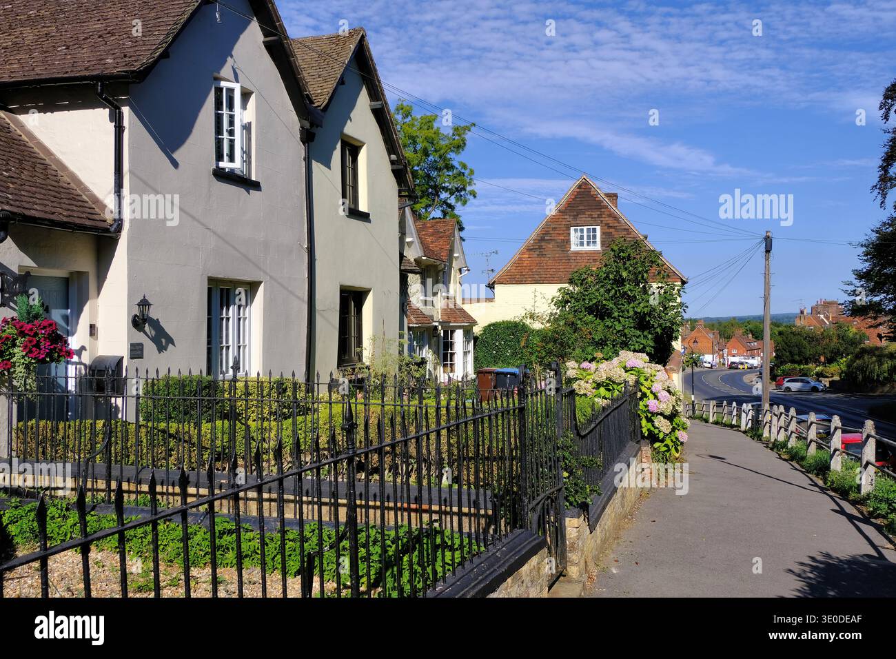Bletchingley: Vista su High Street con case d'epoca e giardini verso la foresta, Bletchingley, North Downs, Surrey, Regno Unito Foto Stock