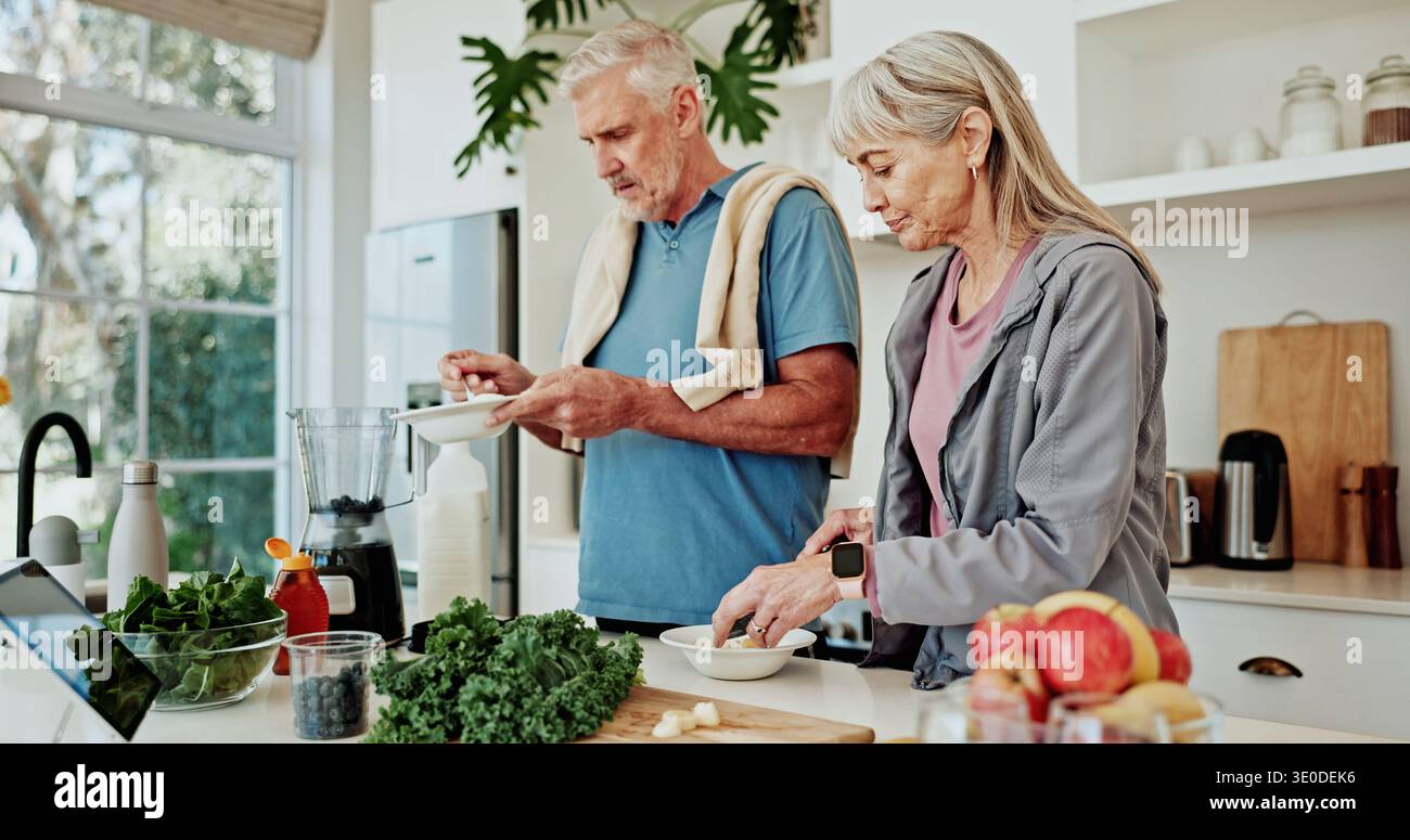 Cucina, frullato o coppia senior con frullatore, preparazione degli ingredienti o bevanda disintossicante per il benessere. Legame, cibo sano o persone anziane con Foto Stock