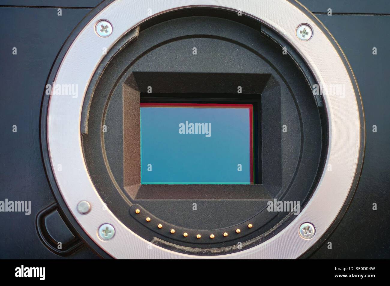Primo piano del sensore CMOS APS-C (sensore di ritaglio) in una fotocamera mirrorless con innesto metallico e punti di contatto dell'obiettivo Foto Stock