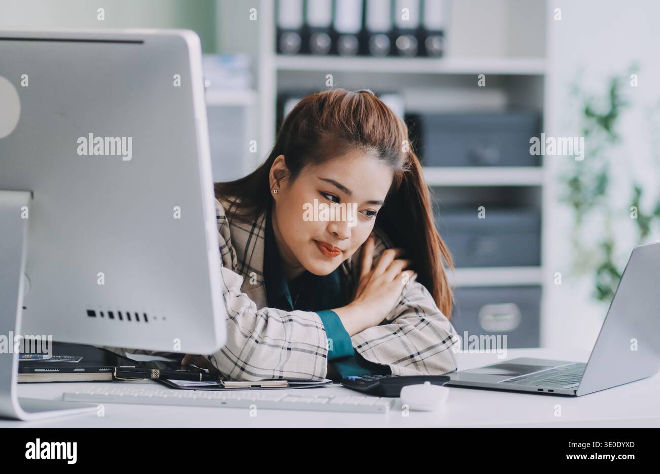 Dolore, mal di testa e stressato responsabile finanziario sentirsi malato, stanco e preoccupato per un problema finanziario alla sua società di startup. Giovane e frustrato pro Foto Stock