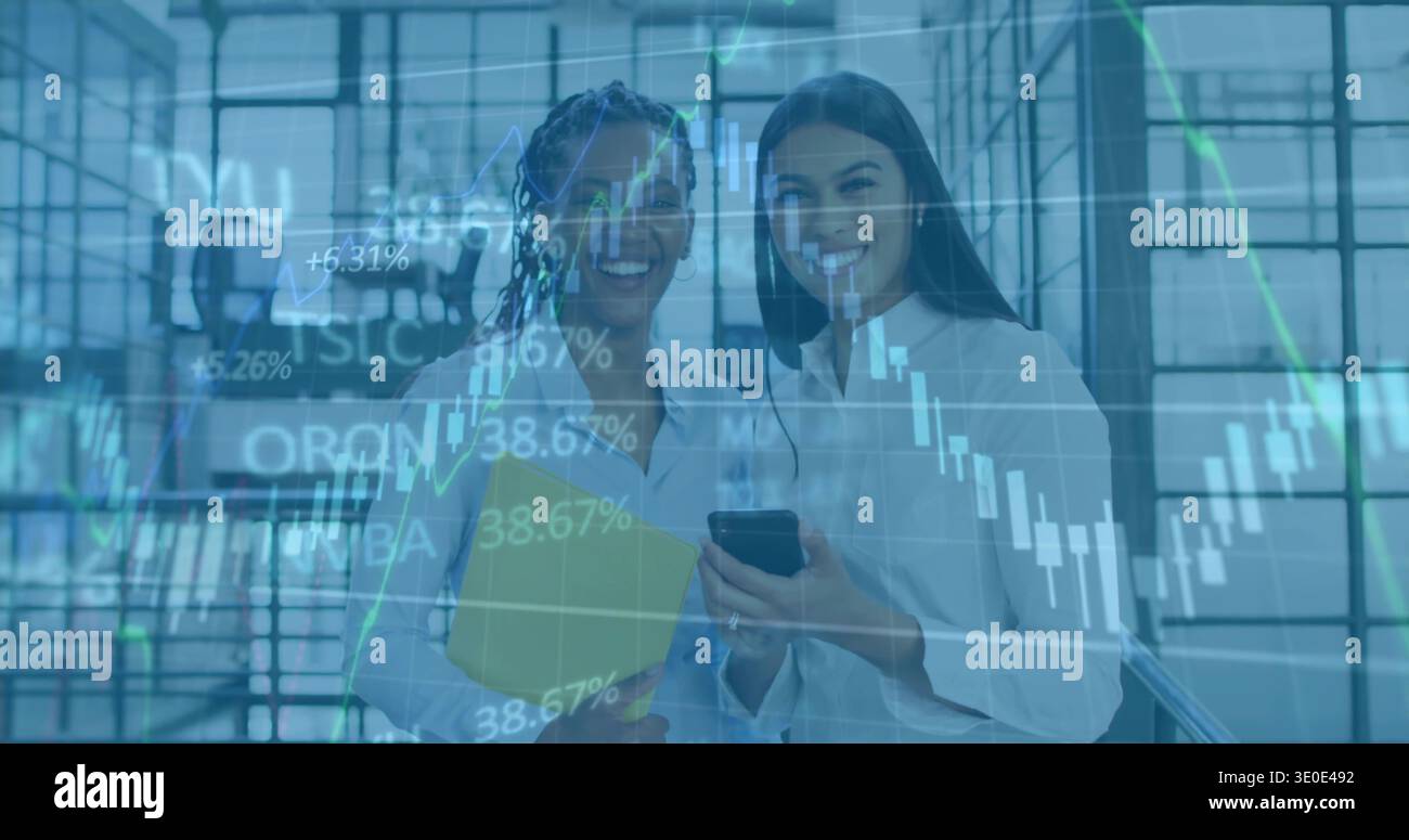 In piedi due donne in camicie leggere che tengono una cartella gialla e un telefono in una sala di vetro, sovrapposizioni finanziarie Foto Stock