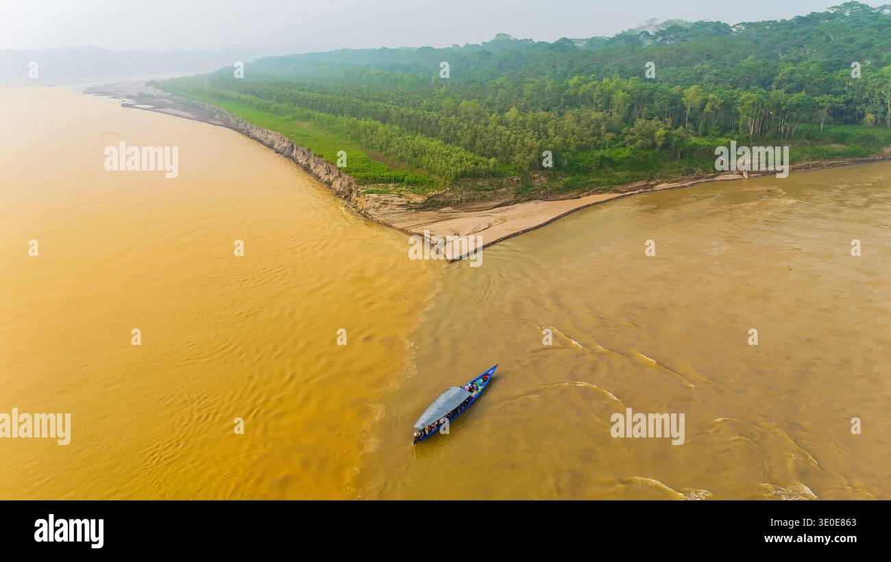 Veduta aerea della confluenza di due fiumi, uno in oro fangoso, l'altro in marrone torbido, che si incontrano in un punto di terra, Puerto Maldonado, madre de Dios, P. Foto Stock
