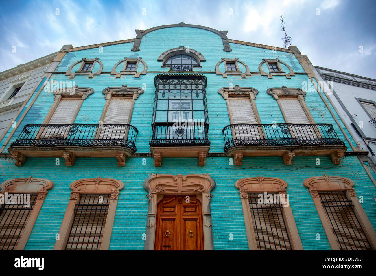 Edificio signorile con una facciata blu nella piazza del Municipio di Zafra, Badajoz, Estremadura, Spagna Foto Stock