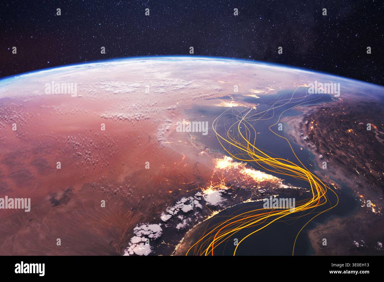 Vista satellitare strategica dello stretto di Hormuz di notte con rotte commerciali brillanti. I percorsi a luci dorate visualizzano l'intenso traffico marittimo, la shipp petrolifera Foto Stock