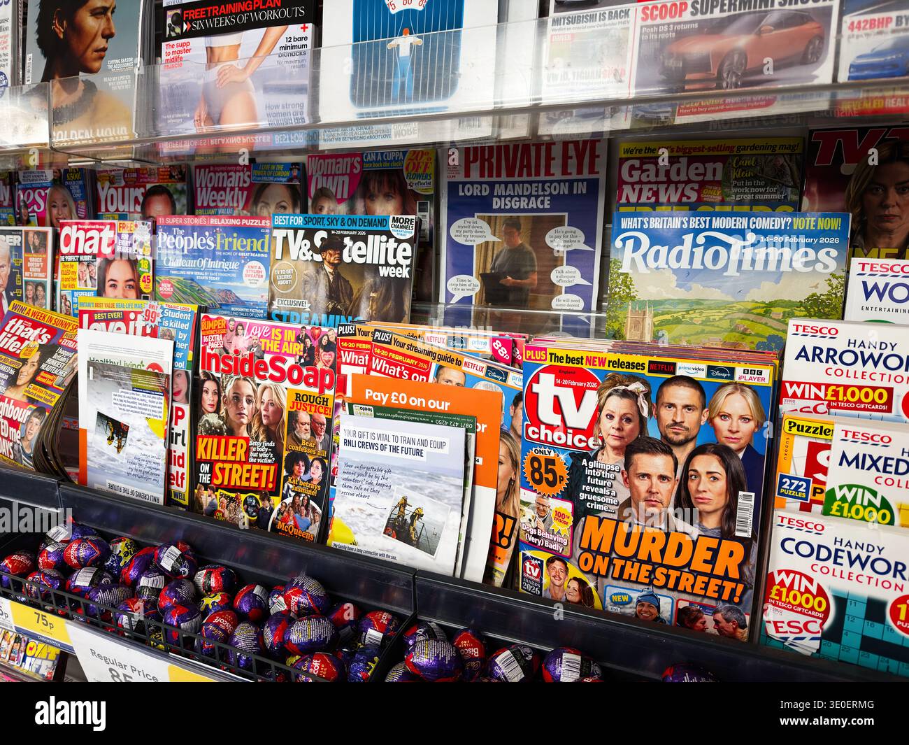 Manchester, Regno Unito - 13 febbraio 2026: Edicola colorata con riviste con pettegolezzi di celebrità, guide TV, puzzle e titoli di True Crime ad Alex Foto Stock