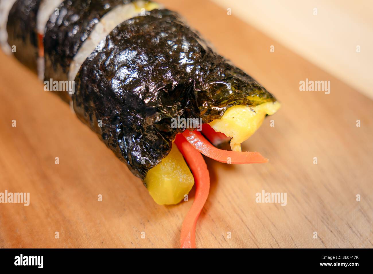 Estremità in rotolo gimbap coreano che mostra il riempimento con spazio di copia Foto Stock