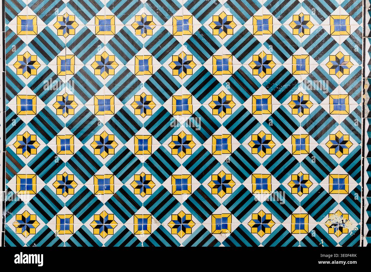 Dettaglio ravvicinato dei colorati Azulejos - dipinti iberici, smaltati di stagno, piastrelle decorative in ceramica - su una facciata di un edificio a Lisbona, Portogallo. Foto Stock