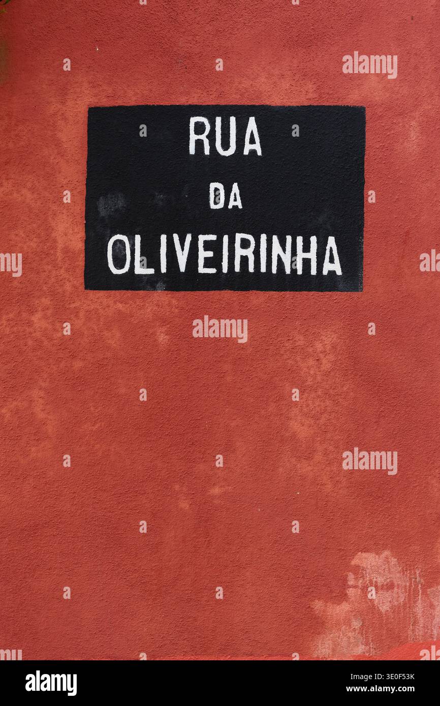 Cartello stradale portoghese che si traduce in inglese, "Olive Tree Road" lungo un vicolo nel quartiere storico di Alfama a Lisbona, Portogallo. Foto Stock