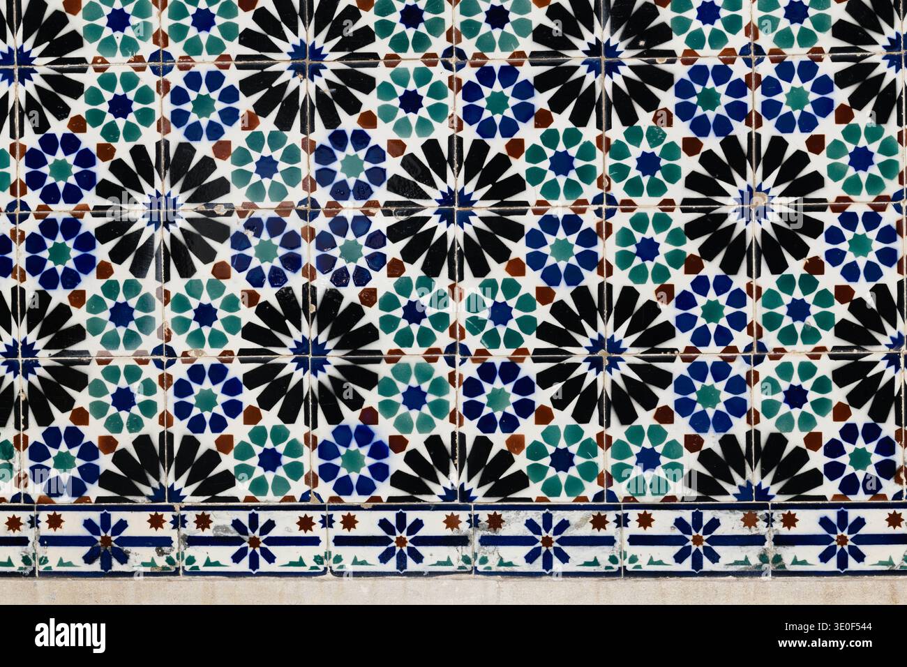 Dettaglio ravvicinato dei colorati Azulejos - dipinti iberici, smaltati di stagno, piastrelle decorative in ceramica - su una facciata di un edificio a Lisbona, Portogallo. Foto Stock