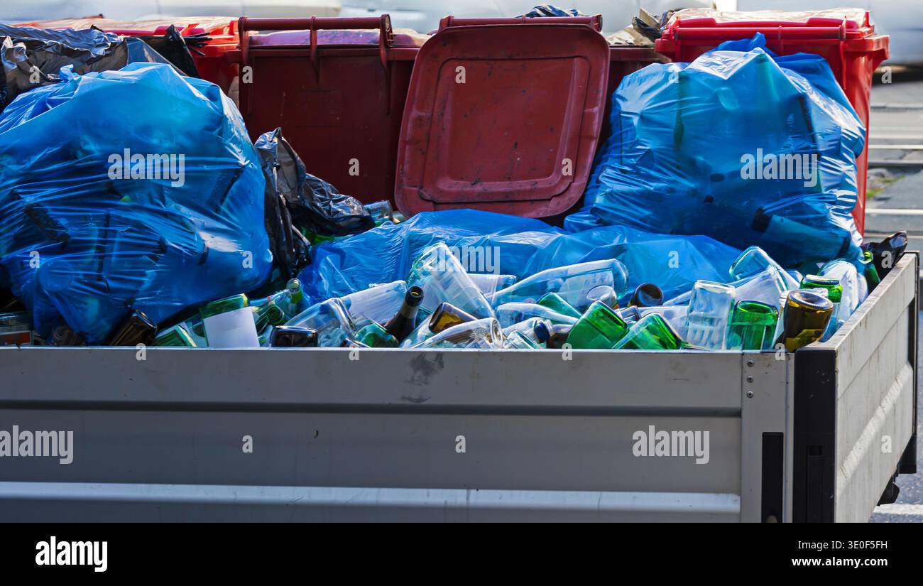 Una grande pila di rifiuti sporchi in sacchetti di plastica del quartiere residenziale all'interno di una lattina metallica Foto Stock