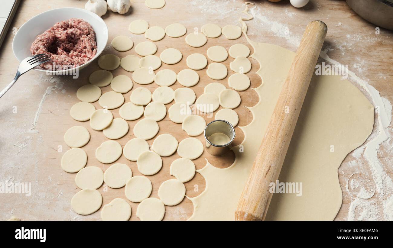 Il processo di preparazione dei gnocchi con il ripieno Foto Stock