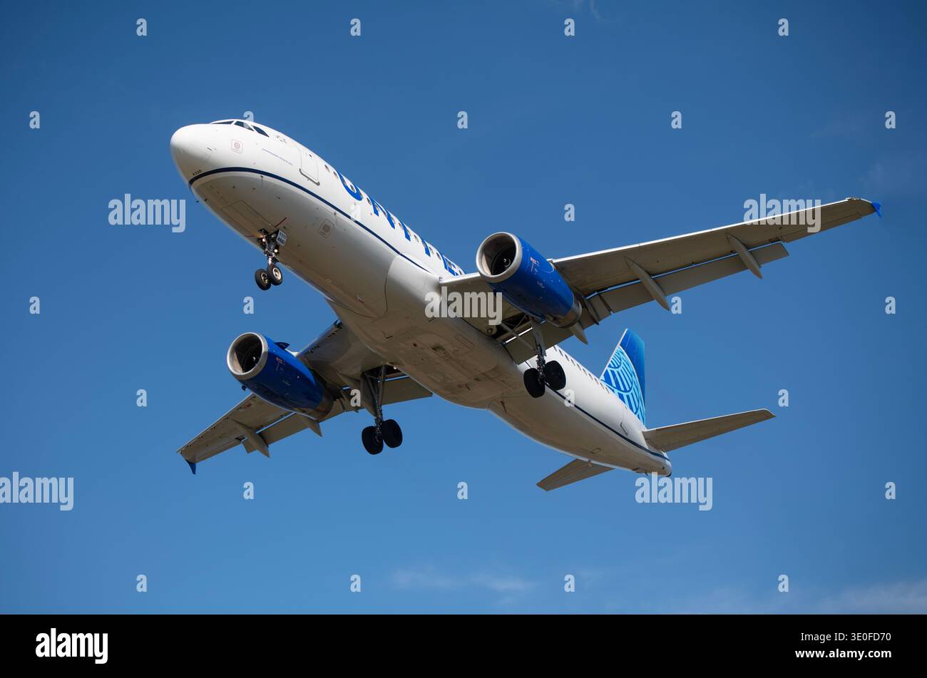Trasporto aereo aereo aereo atterraggio di jet passeggeri United Airlines Airbus A320 Foto Stock