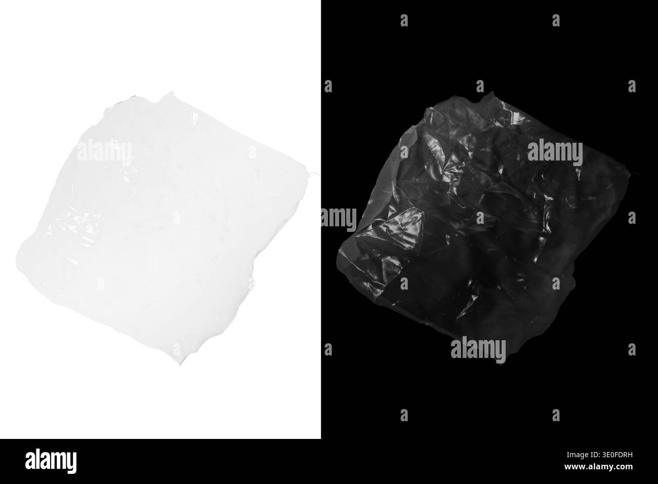 Pellicola di plastica trasparente incrociata isolata su sfondo bianco. Superficie lucida spiegazzata con pieghe irregolari, struttura astratta adatta per l'imballaggio, Foto Stock